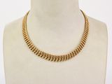 un collier à chaîne en or sur un mannequin mannequin mannequin mannequin mannequin mannequin mannequin mannequin mannequin mannequin