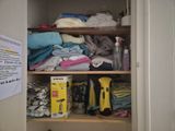 un placard rempli de vêtements et d'autres objets