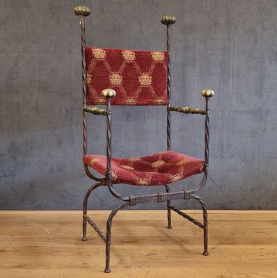 une image représentant une chaise sur laquelle est posé un coussin rouge