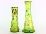 deux vases posés l'un à côté de l'autre sur une surface blanche