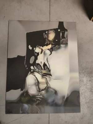 une photo en noir et blanc d'une femme à cheval