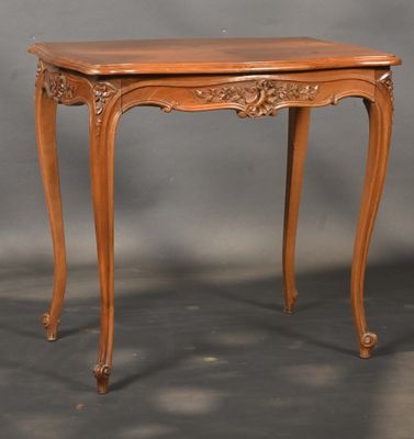 une photo d'une table en bois dont le plateau est sculpté