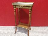 table miniature de maison de poupées ornée de feuilles d'or sur le dessus