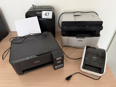 une imprimante et un téléphone portable posés sur un bureau