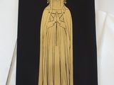 une image représentant une carte noire et dorée sur laquelle figure le dessin d'une femme portant une couronne