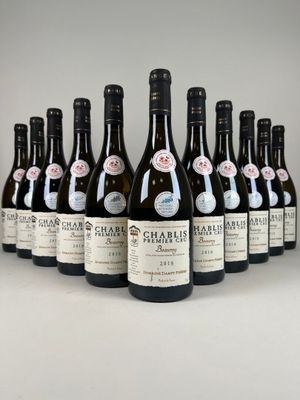 plusieurs bouteilles de vin sont alignées sur une table