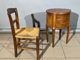 deux chaises et une table posées à même le sol dans une pièce
