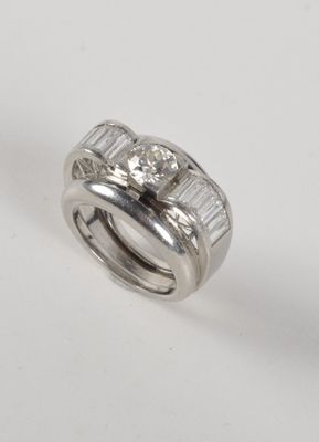 Bague en platine (850 millièmes, poinçon Mascaron) centrée d…