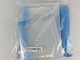 un sac en plastique contenant une brosse à dents bleue