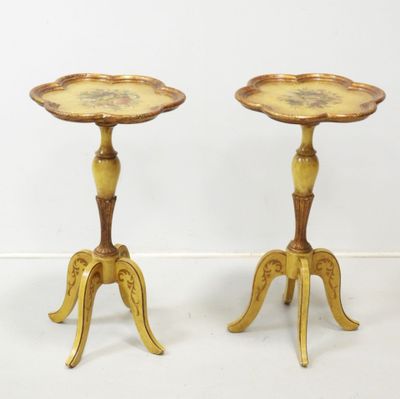 une paire de bougeoirs anciens en laiton ornés de fleurs peintes