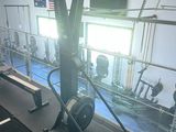 une image d'une salle de sport avec des équipements
