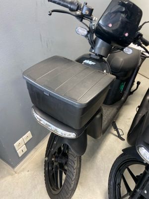 deux motos garées l'une à côté de l'autre dans un garage