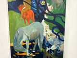 un tableau accroché au mur d'une pièce où se trouve un tableau représentant un cheval