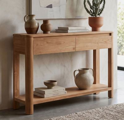 une table en bois sur laquelle sont posés deux vases