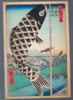 une photo d'un poisson accrochée au mur