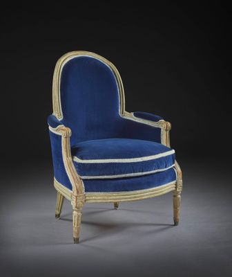 une chaise bleue et blanche avec des finitions dorées