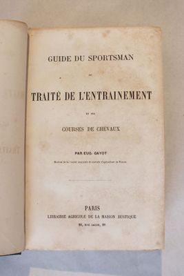 un livre ouvert posé sur une table à côté d'une tasse de café