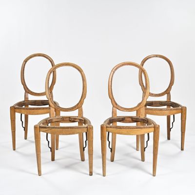 trois chaises en bois avec un dossier arrondi et une assise en bois