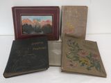 trois livres sont posés les uns à côté des autres sur une surface blanche