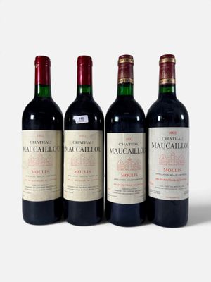 trois bouteilles de vin rouge sont alignées sur une surface blanche