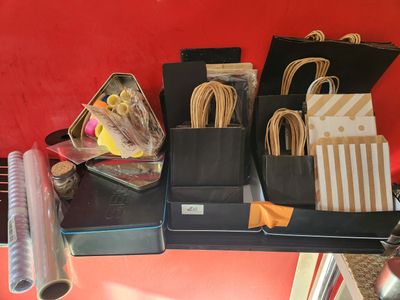une table sur laquelle sont posés plusieurs sacs et d'autres objets