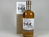 l'image d'une bouteille de whisky posée à côté d'une boîte