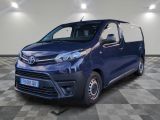 la camionnette bleue est garée sur un sol à carreaux dans une pièce
