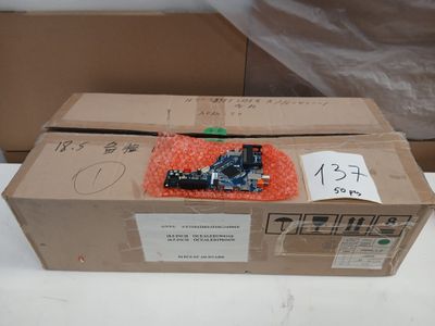une boîte en carton contenant un ordinateur, posée sur une table