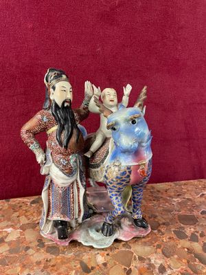 deux figurines représentant un homme et une femme assis sur un cheval
