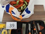 un sac d'outils posé sur une table à côté d'un sac de légumes
