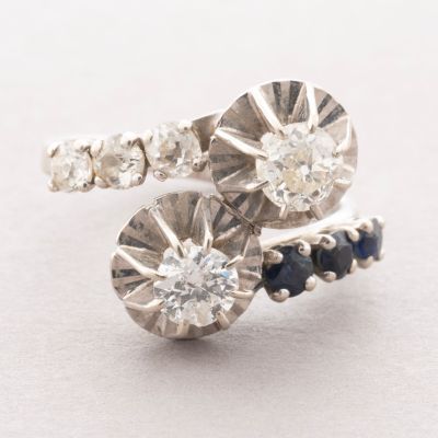 une image montrant un gros plan d'une bague sertie de diamants et de saphirs