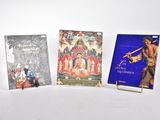 Trois livres sont alignés sur une surface blanche ; l'un est un livre et l'autre est un livre.