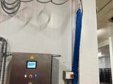 un tuyau bleu suspendu au plafond d'un immeuble