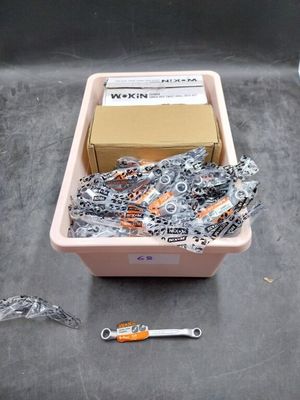 une boîte de Lego et un Wrenet posés sur une table