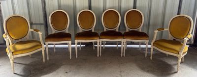 quatre chaises à l'assise garnie de jaune dans une pièce