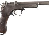 un gros plan d'un pistolet sur un fond blanc avec un fond blanc