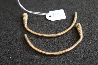 un collier plaqué or orné d'une tête de serpent