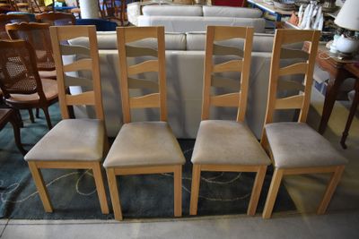 six chairs in the middle of a room with a rug on the floor