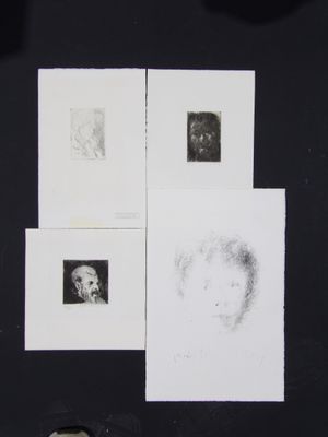 quatre photographies en noir et blanc représentant le visage d'une femme sur un fond noir
