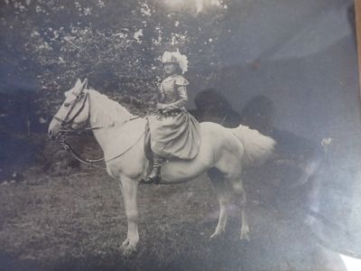 REMBLIER, amazone à cheval, D : 11,5 x 15,5cm à vue