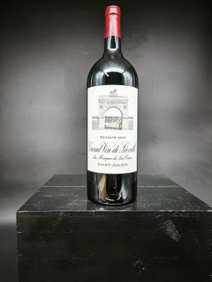 une bouteille de vin posée sur une boîte