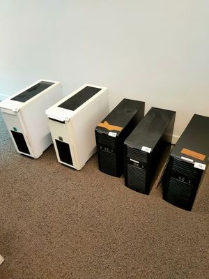 de nombreux ordinateurs alignés sur le sol