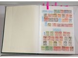 un livre ouvert avec des timbres, posé sur une table