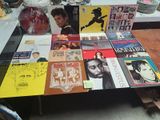 une table sur laquelle sont posés de nombreux livres