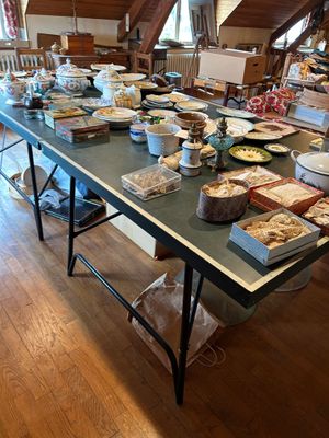une longue table sur laquelle il y a beaucoup de plats
