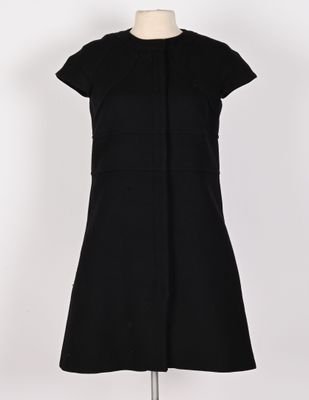 une robe noire sur un mannequin mannequin mannequin mannequin mannequin mann