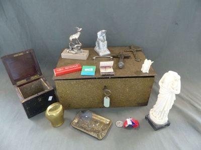 une boîte contenant une statue et d'autres objets, posée sur une table