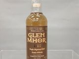 une photo d'une bouteille de whisky posée sur un comptoir