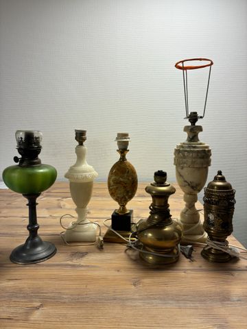 Lot de lampes de table, albâtre, cuivre, lampe à pétrole en étain