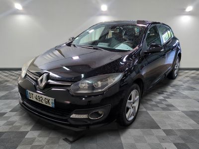 la photo d'une voiture noire garée sur un sol en damier